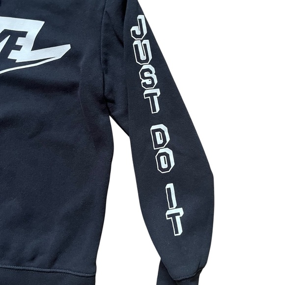 Nike Kids Crewneck Sweatshirt Black Size 6–7Y | Just Do It Logo Sleeve Pullover - Picture 2 of 7